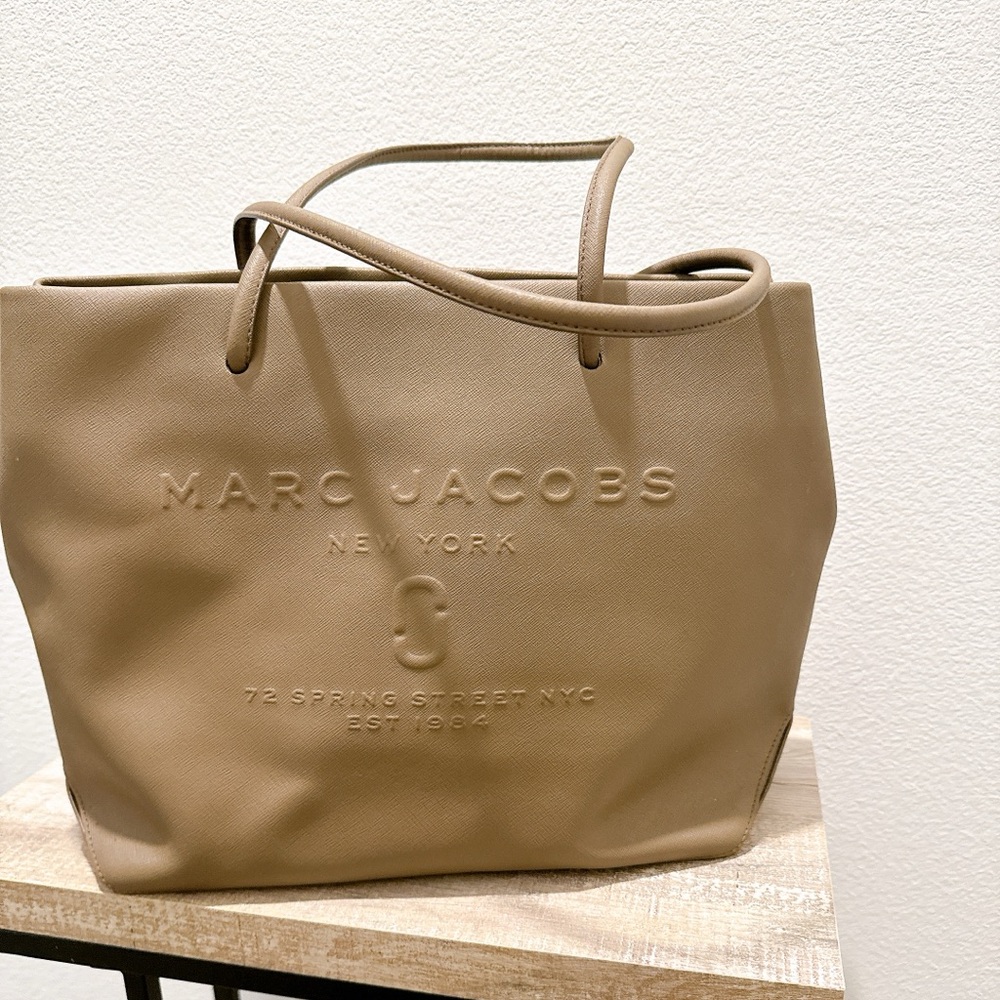 Marc Jacobs Logo Embossed Saffiano Leather
Large Tote